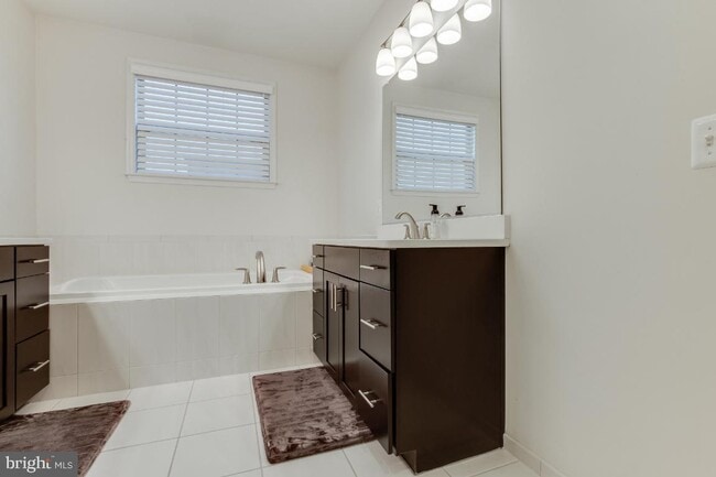 Building Photo - Stunning, light-filled end unit townhome in sought-after Brambleton community.