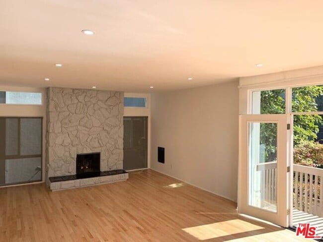 Building Photo - 25 Privateer St