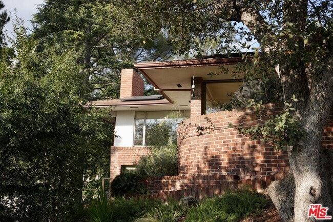 Building Photo - 1575 E Loma Alta Dr