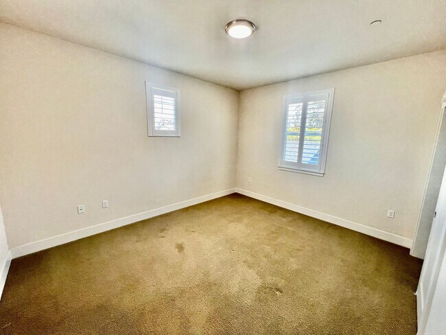 Building Photo - Application Pending! Lovely 4 bedroom 2.5 ...