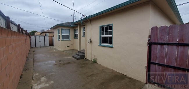 Building Photo - 2 Bedroom Santa Maria home available!