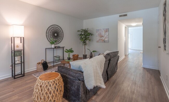 Building Photo - Charming 2-Bedroom, 1.5-Bath Townhouse in ...