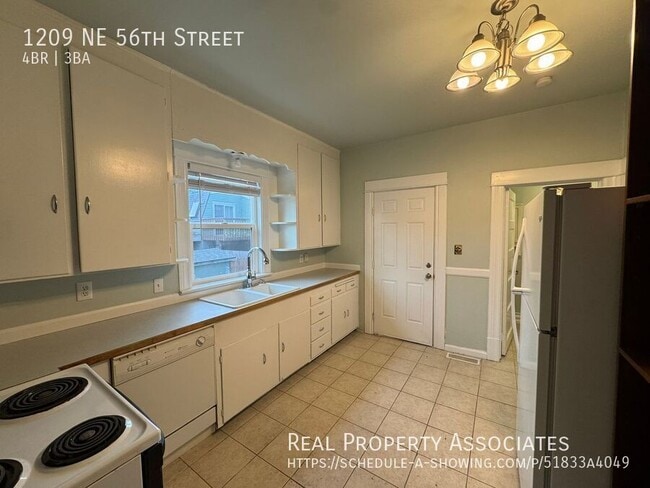 Building Photo - 1209 NE 56th St