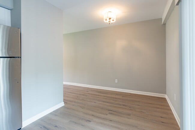 Building Photo - 400 Gallery Ln