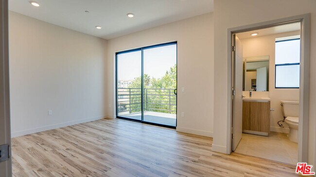 Building Photo - 1540 S Hayworth Ave