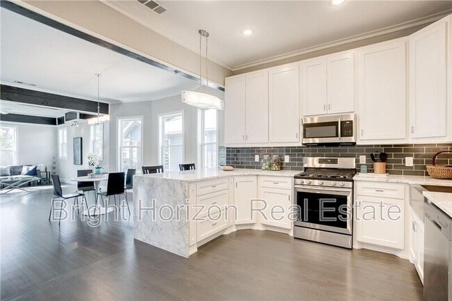 Building Photo - 1821 W 10th St