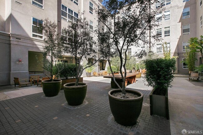 Building Photo - 821 Folsom St