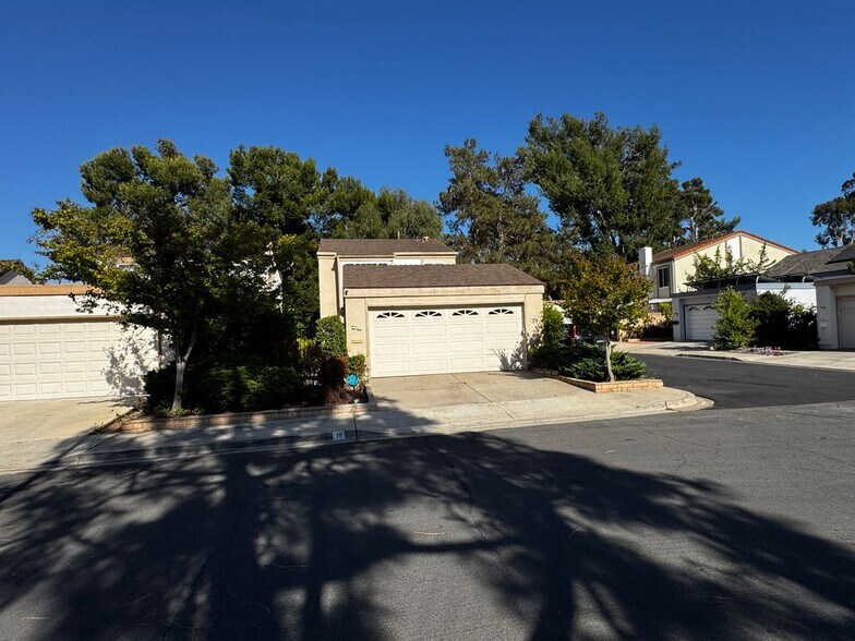 Building Photo - 71 Willow Tree Ln