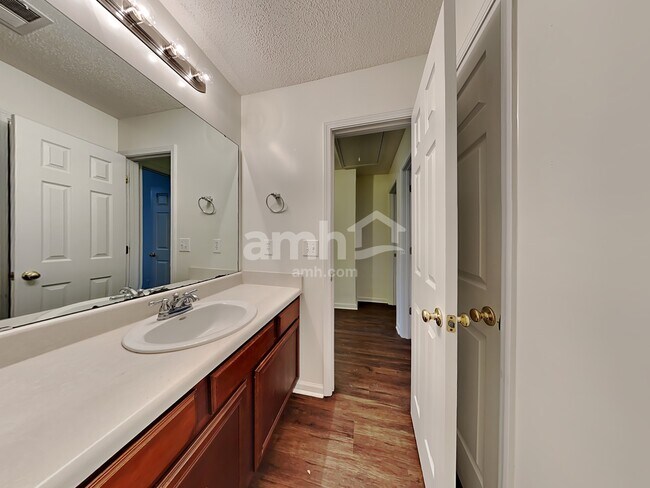 Building Photo - 425 Green Park Ln