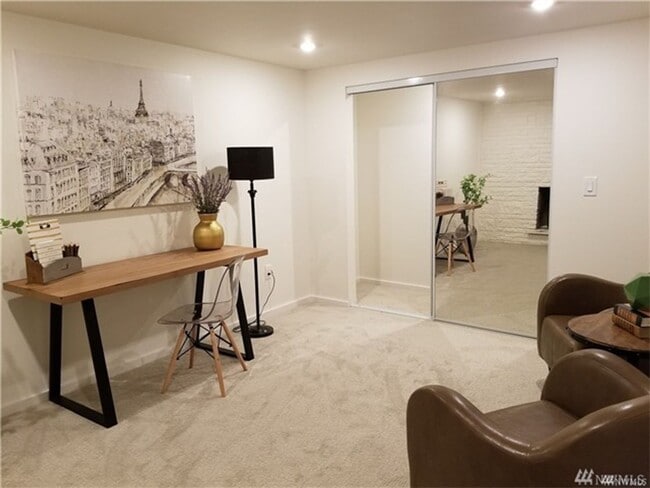 Building Photo - Bellevue 4 bedroom Home in Newport Hills!