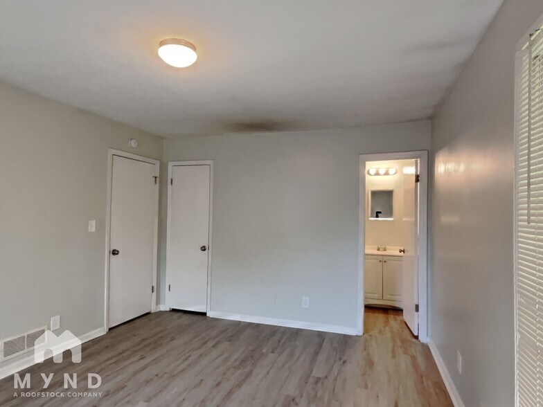 Building Photo - 2121 W Chester Cir SE