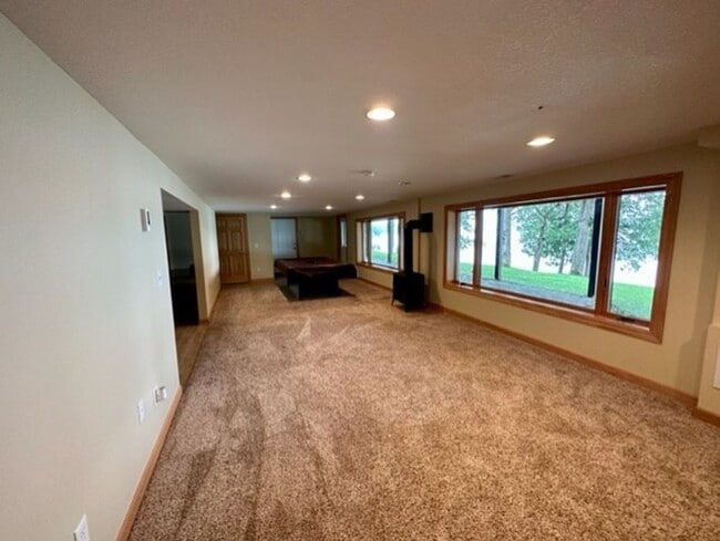 Building Photo - 6 bedroom, 4.5 bath Whitefish chain, 12 mo...