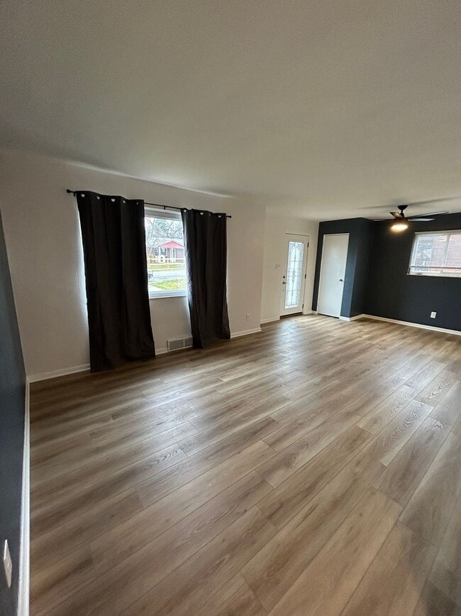 Building Photo - 506 Crescent Boulevard Extension