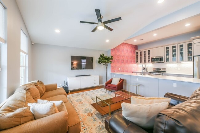 Building Photo - 213 N Hutcheson St