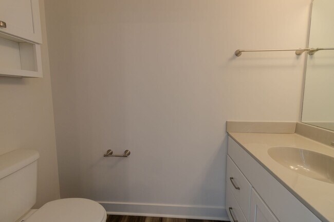 Building Photo - 1548 Simsbury St
