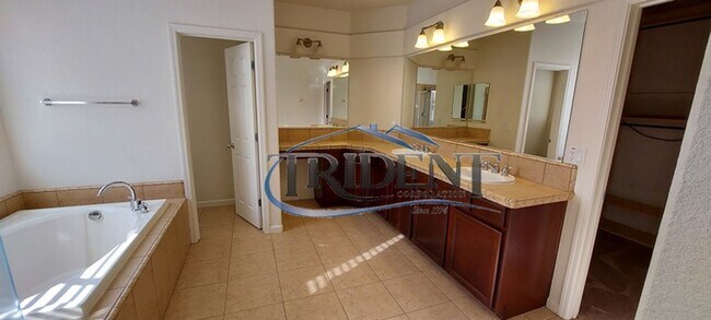 Building Photo - Beautiful 5 bedroom, 3 bath house