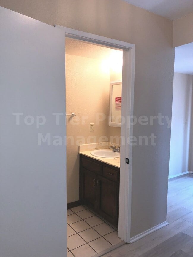 Building Photo - ***2 Bed / 1.5 Bath Townhome with Attached Garage - Available 03/10***