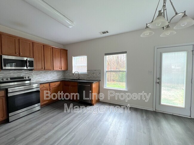 Building Photo - 702 Perth Dr