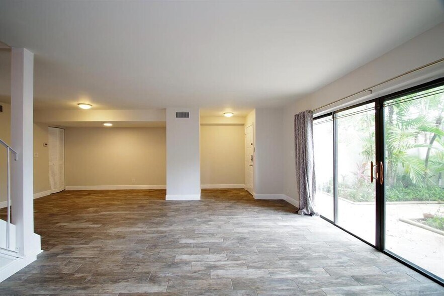 Building Photo - 3010 Willow Ln
