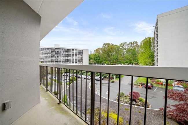 Building Photo - 200 High Point Dr