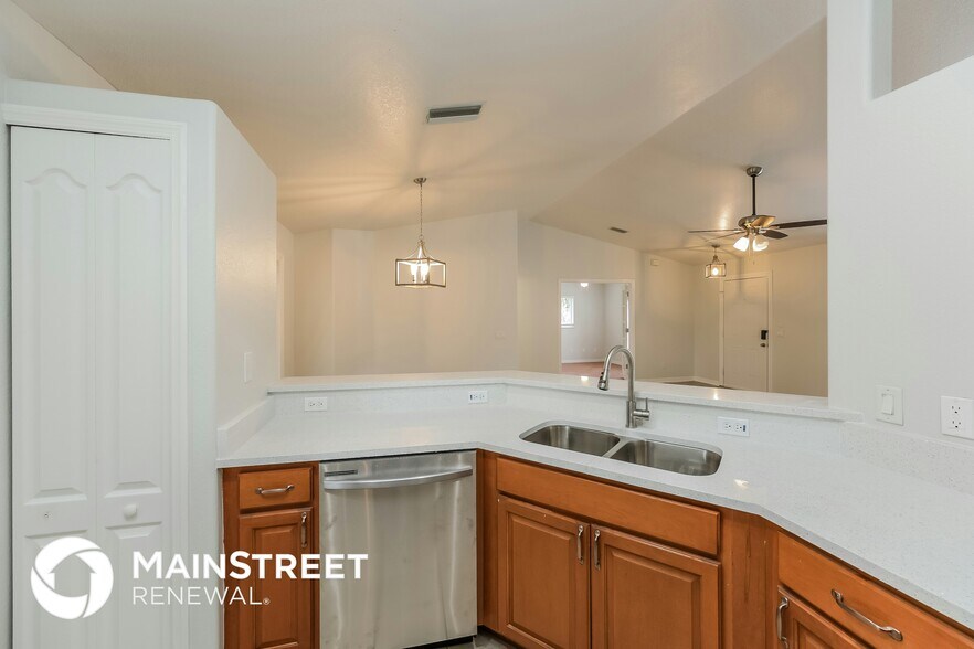 Building Photo - 1581 S Chamberlain Blvd