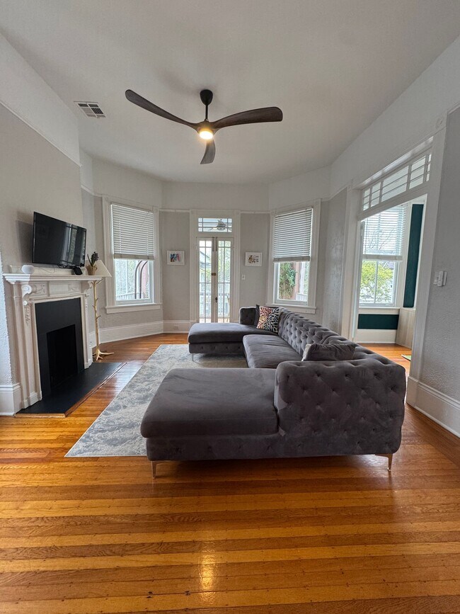 Building Photo - Spacious 4bed/ 3bath home located in the heart of Uptown - Partially furnished ***