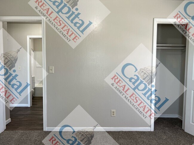 Building Photo - Charming 2 Bedroom