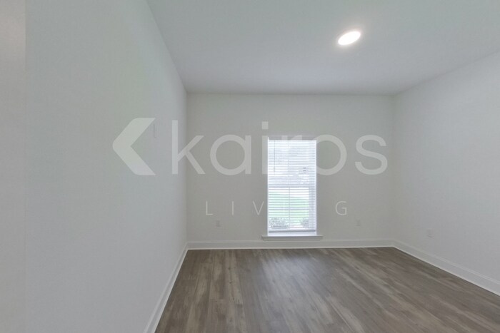 Building Photo - 8008 Hendrick Dr