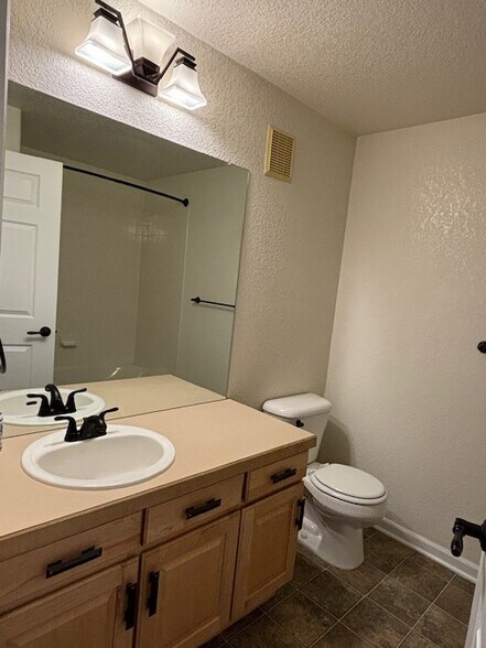 Guest Bath - 3575 Boulder Cir