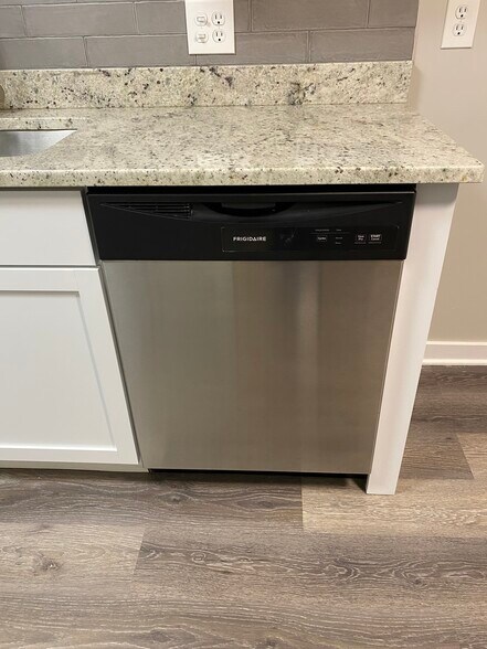 Building Photo - 125 Twin Oaks Dr