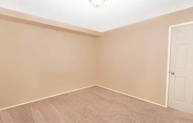 Building Photo - Serene Park-Like Sanctuary | Large Updated Townhome with Wooded Views, 3 bathrooms and 2 large be...