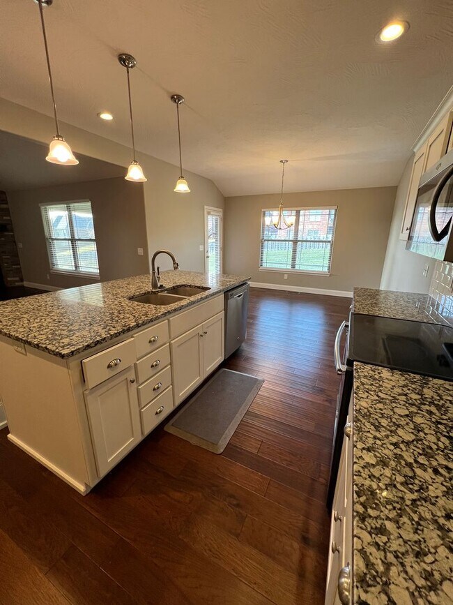 Building Photo - 4 Bedroom | 2 Bathroom | 3 Car Garage| Springfield MO | Fire Place | Covered patio!