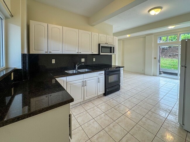 Building Photo - STUDIO/1BA/2PKG. High Ceilings, Shared Yar...