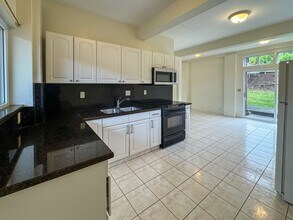 Building Photo - STUDIO/1BA/2PKG. High Ceilings, Shared Yar...