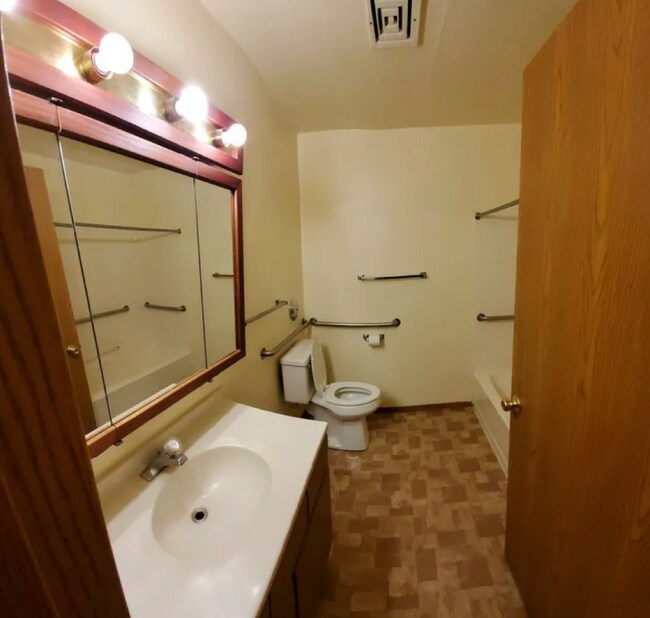 Building Photo - Cozy 2 Bedroom Apartment with Great Layout & Prime Location