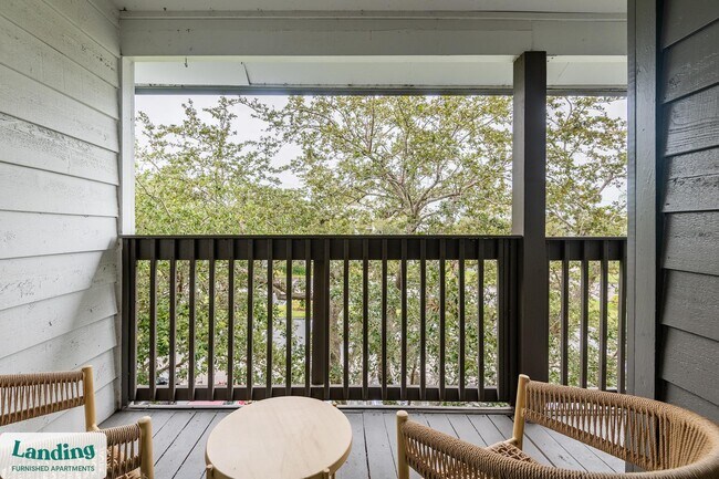 Building Photo - 1000 Palm Pl Dr NE