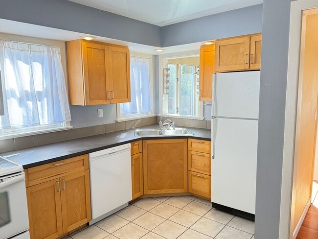 Building Photo - Charming 2 BR 1.5 bath house near ISU