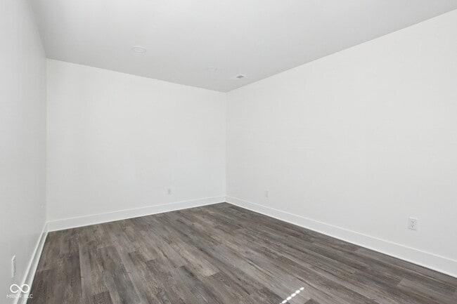 Building Photo - 21 N Devon Ave