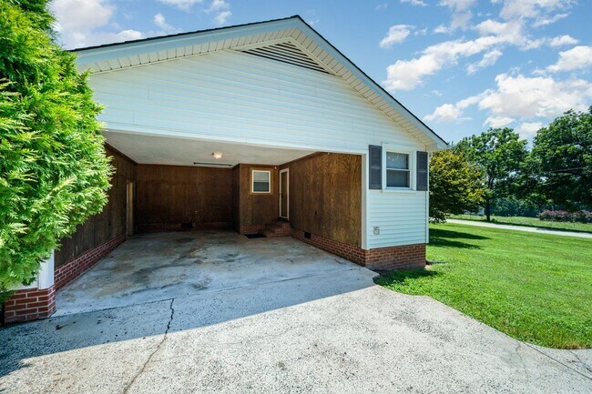Building Photo - Two Bedroom Farmhouse with LARGE Bonus Room
