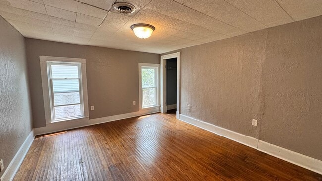 Building Photo - 807 W 13th St