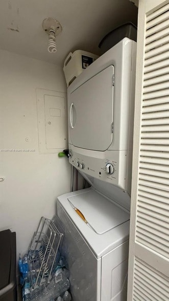 Building Photo - 140 Lakeview Dr