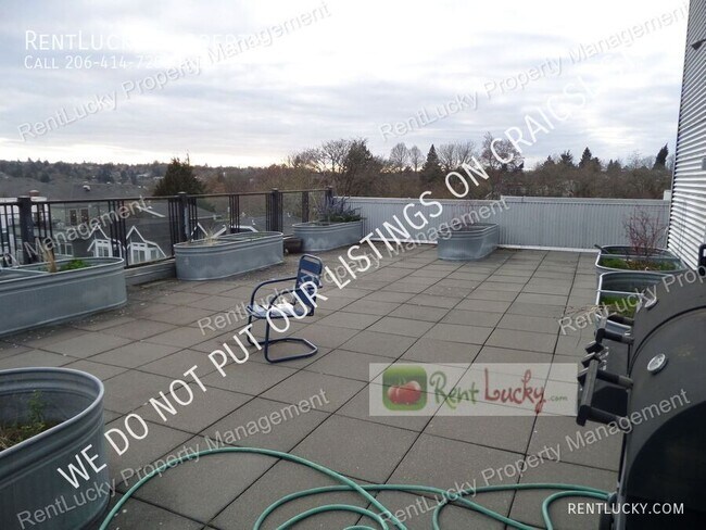Building Photo - 4031 Aurora Ave N