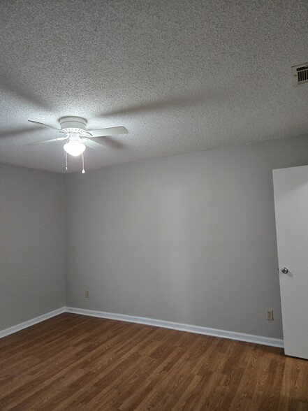 Building Photo - 4150 Horseshoe Rd N