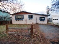 Building Photo - 3 bedroom home with detached 2 car Garage