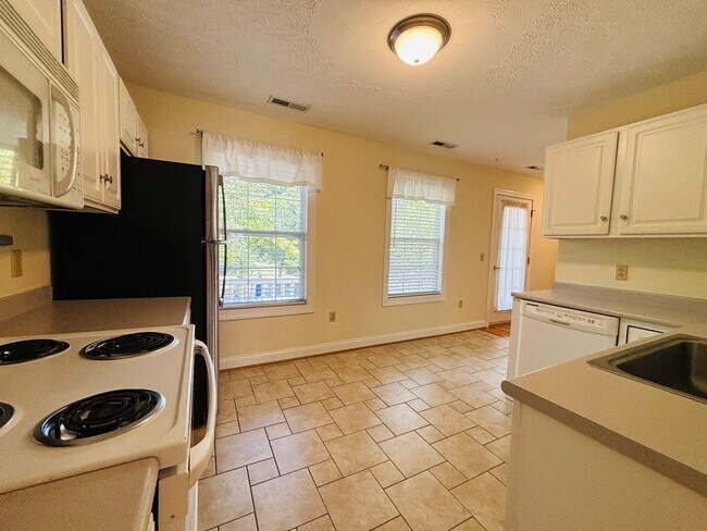 Building Photo - 3 Bedroom 2.5 Bath Townhouse