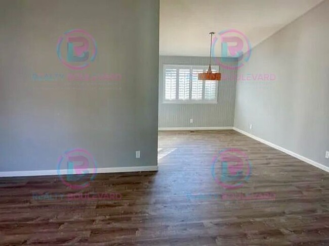 Building Photo - Spacious 4-bedroom, 3-bath home located in...
