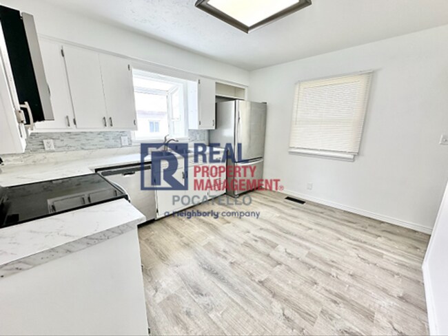 Building Photo - MOVE IN SPECIAL - 4 Bed 2 Bath House - PET...