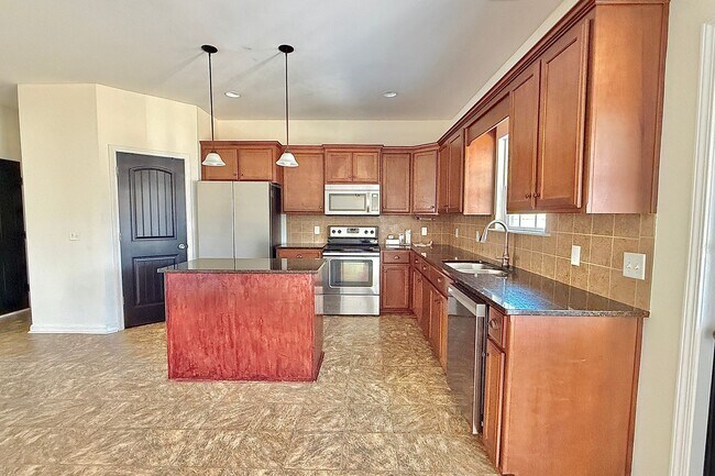 Building Photo - AVAILABLE NOW! (Small Pets Only)