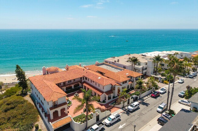 Building Photo - Dream home Located on the Bluff of Southwe...