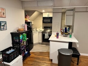 Building Photo - KENMORE 2 Bed 2 Bath - 9/1/26